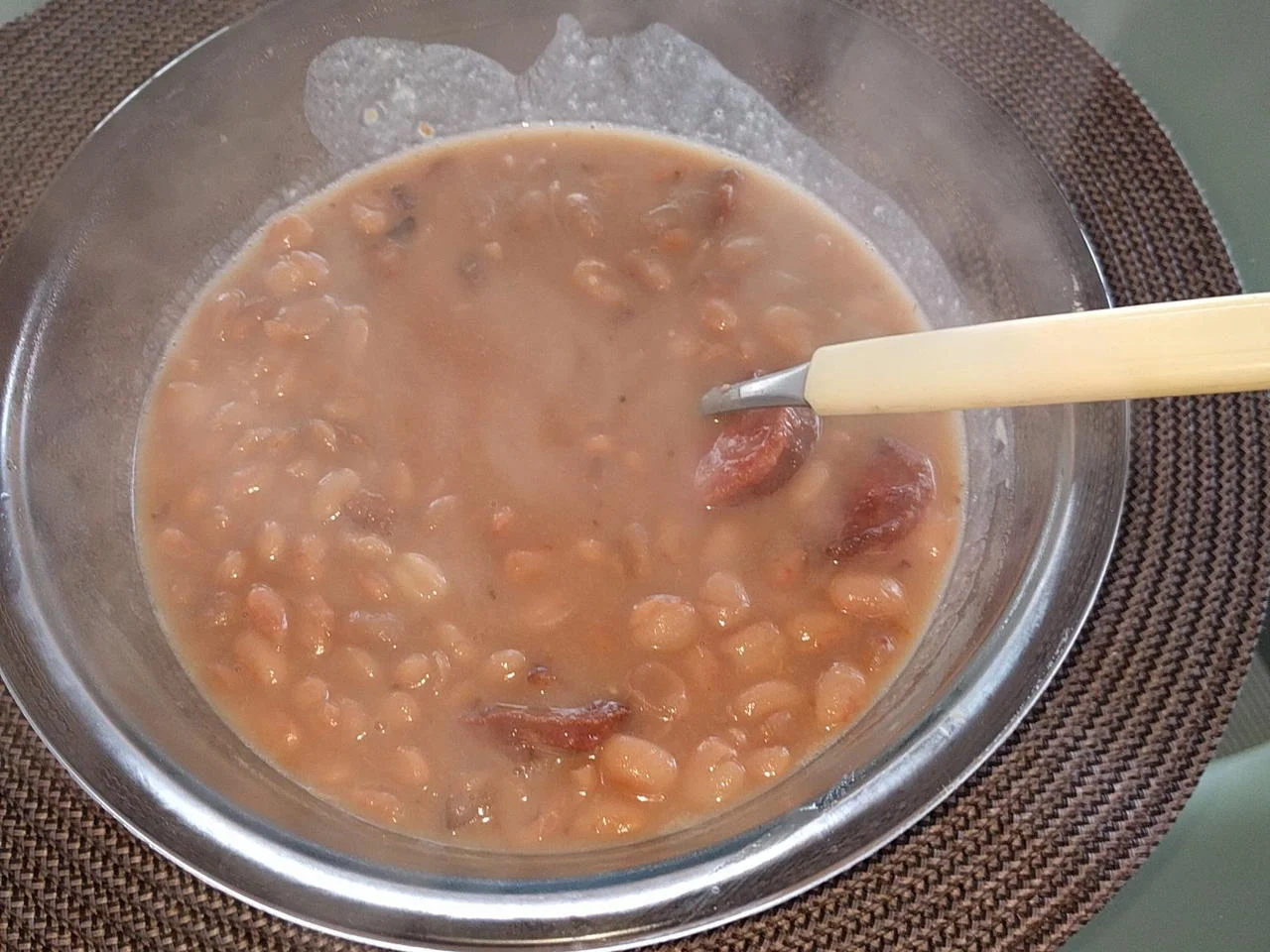 Um saboroso Feijão com Linguiça Calabresa, um espetáculo