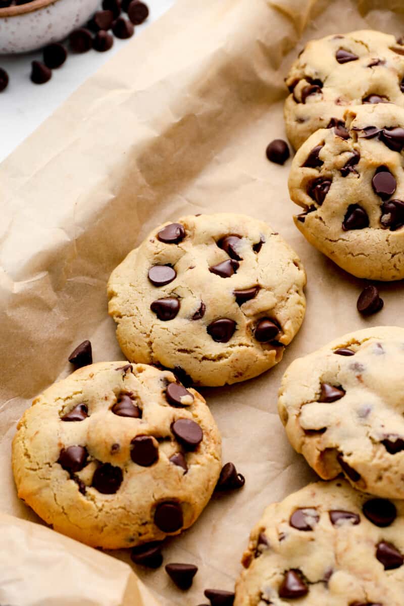biscoitos de caramelo com gotas de chocolate em uma assadeira