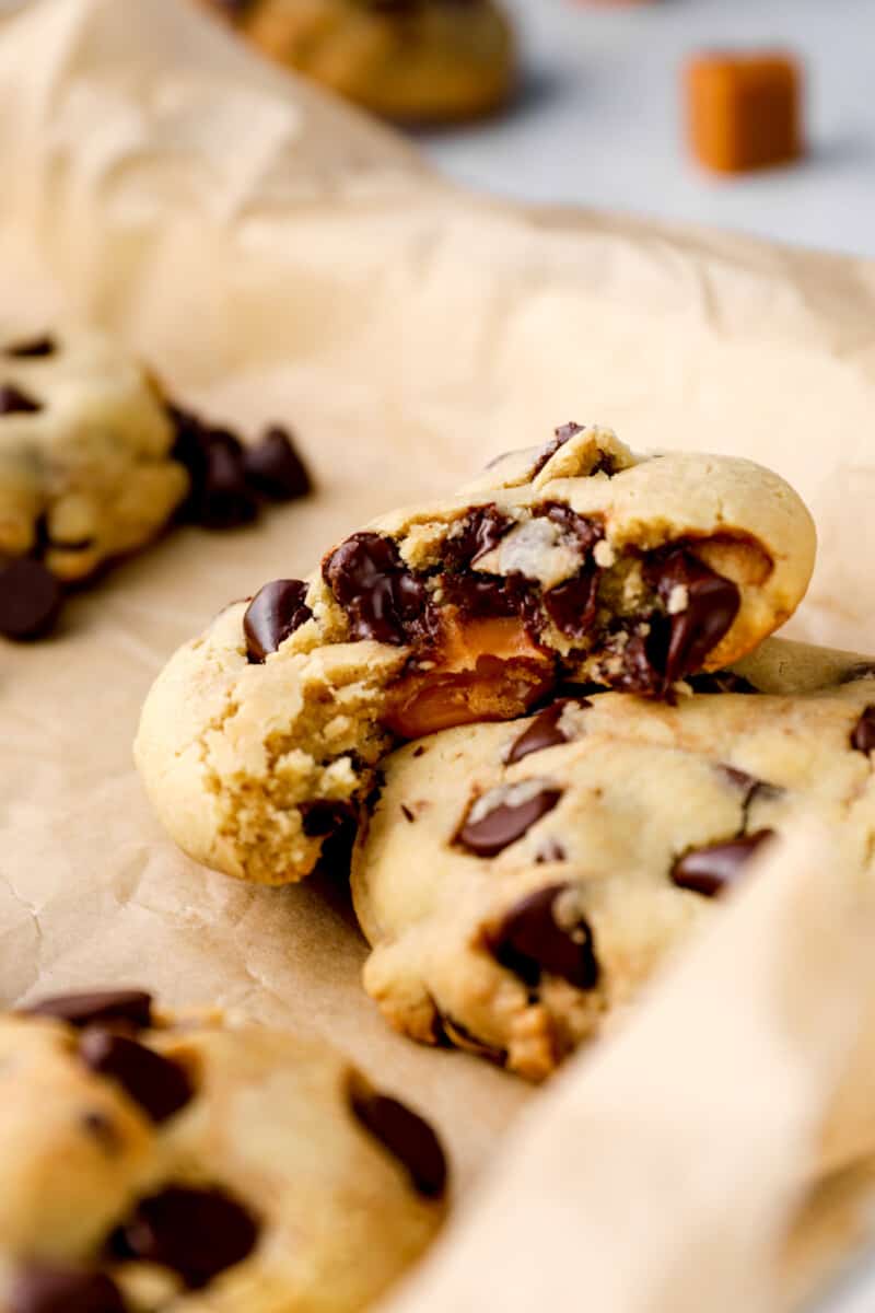 biscoitos de chocolate rasgados para revelar caramelo no meio