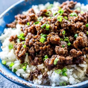 Cheater Korean Beef - uma versão rápida do clássico servido com arroz ou envoltórios de alface para uma opção de baixo teor de carboidratos.  a-garota-que-comeu-tudo.com