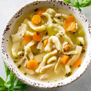 Sopa de Noodles de Frango Caseiro - comida de conforto experimentada e verdadeira.  Uma receita para macarrão caseiro também, mas você pode usar a loja comprada também.  a-garota-que-comeu-tudo.com