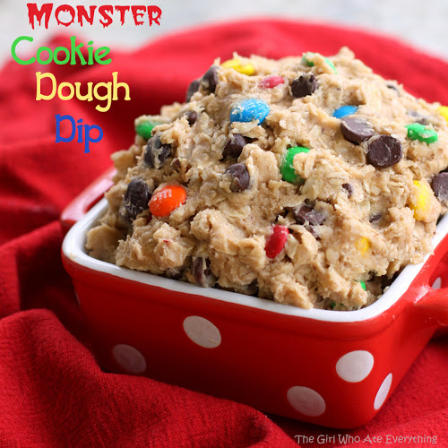Este Monster Cookie Dough Dip é carregado com manteiga de amendoim, aveia, M&Ms e lascas de chocolate.  Esta é uma das minhas receitas favoritas de sempre!  #monstro #cookie #massa #dip #halloween #receita