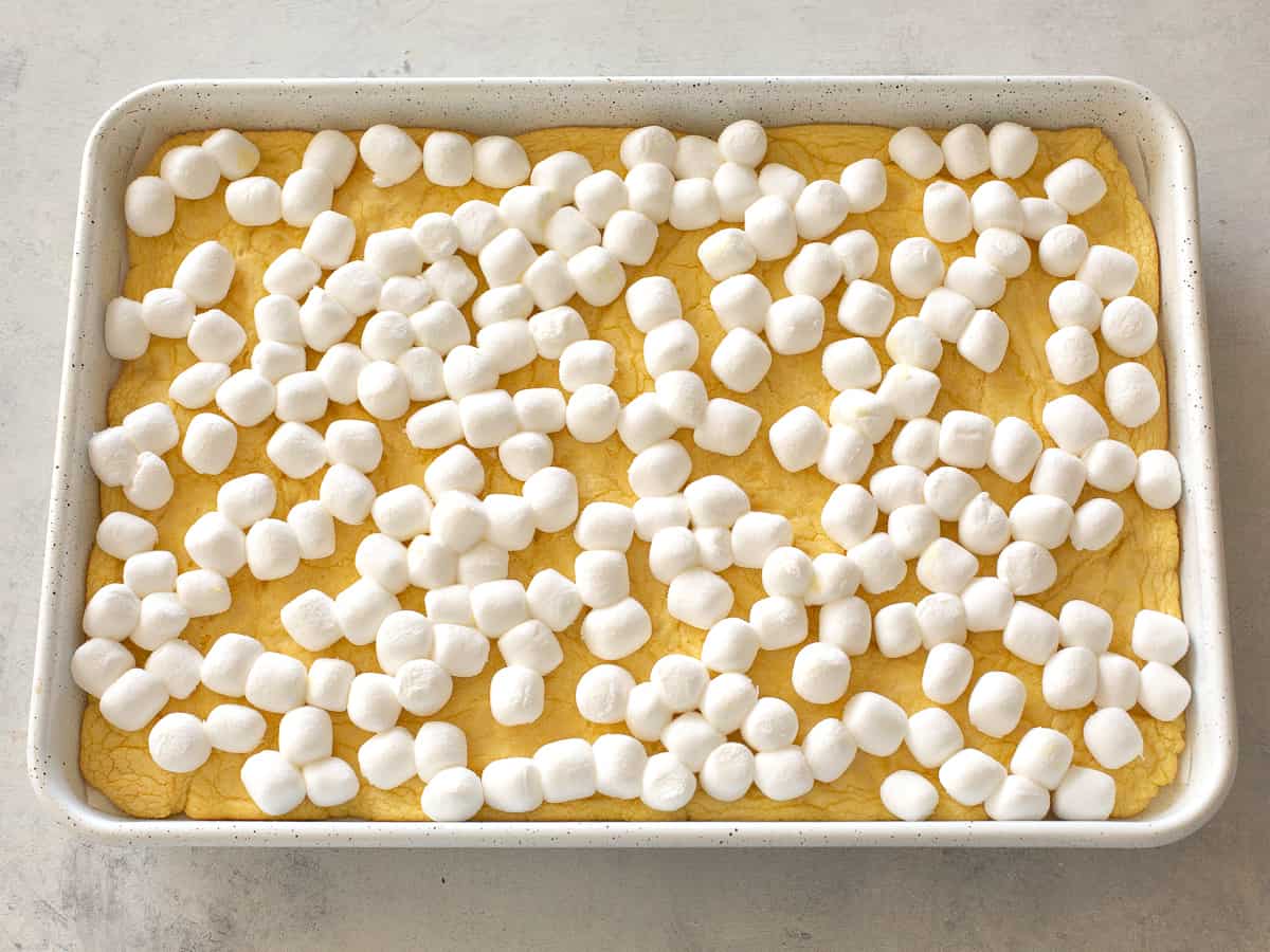 marshmallow na mistura de bolo
