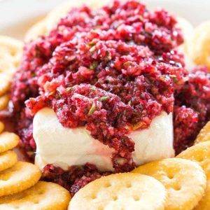 Salsa de Cranberry fresca servida com cream cheese - esta combinação picante e doce é sempre um sucesso nas festas.  a-garota-que-comeu-tudo.com
