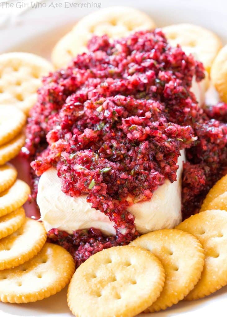 Salsa de Cranberry fresca servida com cream cheese - esta combinação picante e doce é sempre um sucesso nas festas.  a-garota-que-comeu-tudo.com