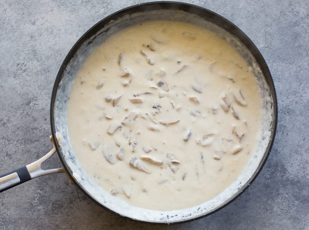 Esta receita caseira de caçarola de feijão verde feita sem creme de sopa de cogumelos.  Lado fácil e delicioso para o Dia de Ação de Graças ou qualquer outro feriado.  a-garota-que-comeu-tudo.com