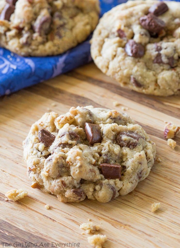 O Neiman Marcus Cookie - aveia misturada dá ao biscoito uma textura mastigável com chocolate e nozes!  Vale todo o hype.  a-garota-que-comeu-tudo.com
