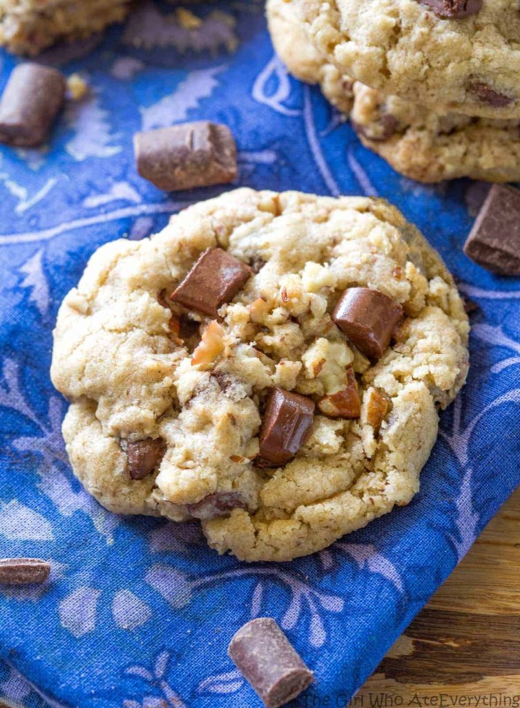 O Neiman Marcus Cookie - aveia misturada dá ao biscoito uma textura mastigável com chocolate e nozes!  Vale todo o hype.  a-garota-que-comeu-tudo.com