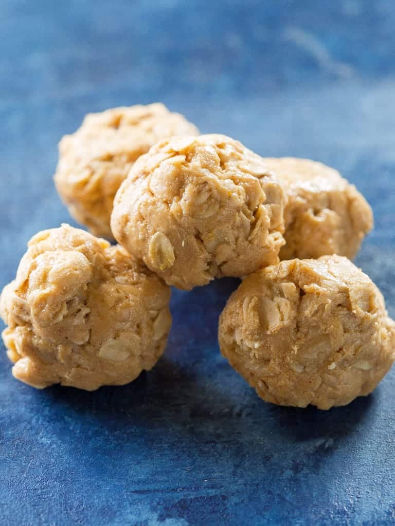 Bolas de Manteiga de Amendoim Saudáveis ​​- ingredientes simples nestes pequenos lanches.  Ótimo para crianças e adultos.