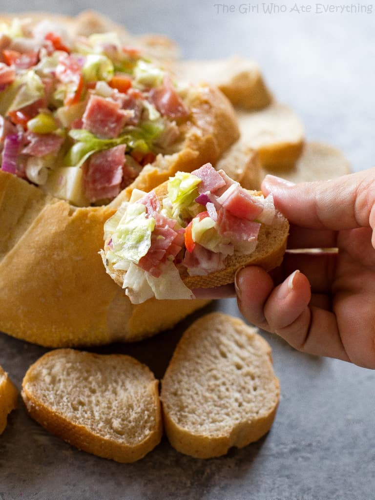 Esta receita Hoagie Dip tem gosto de um sanduíche secundário do Subway, mas em forma de molho.  Este aperitivo deveria realmente ser chamado de Hoagie Spread porque a melhor maneira de comê-lo é colocá-lo em cima de fatias de pão.