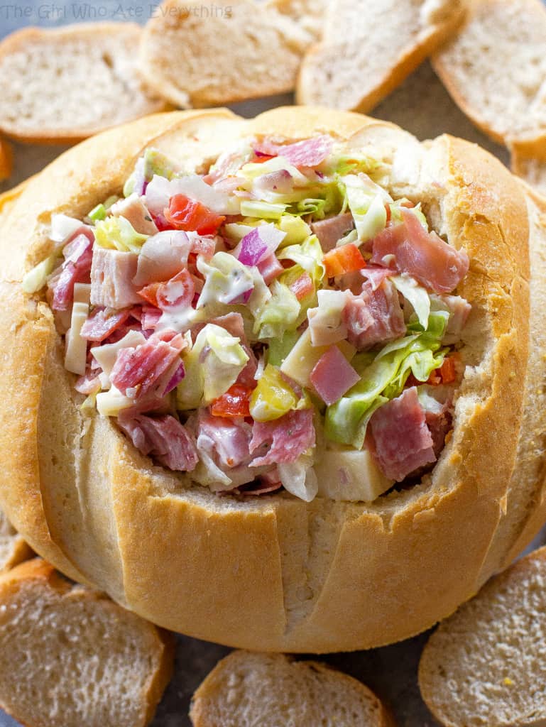 Esta receita Hoagie Dip tem gosto de um sanduíche secundário do Subway, mas em forma de molho.  Este aperitivo deveria realmente ser chamado de Hoagie Spread porque a melhor maneira de comê-lo é colocá-lo em cima de fatias de pão.