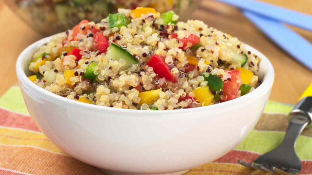 Salada de quinoa com legumes frescos