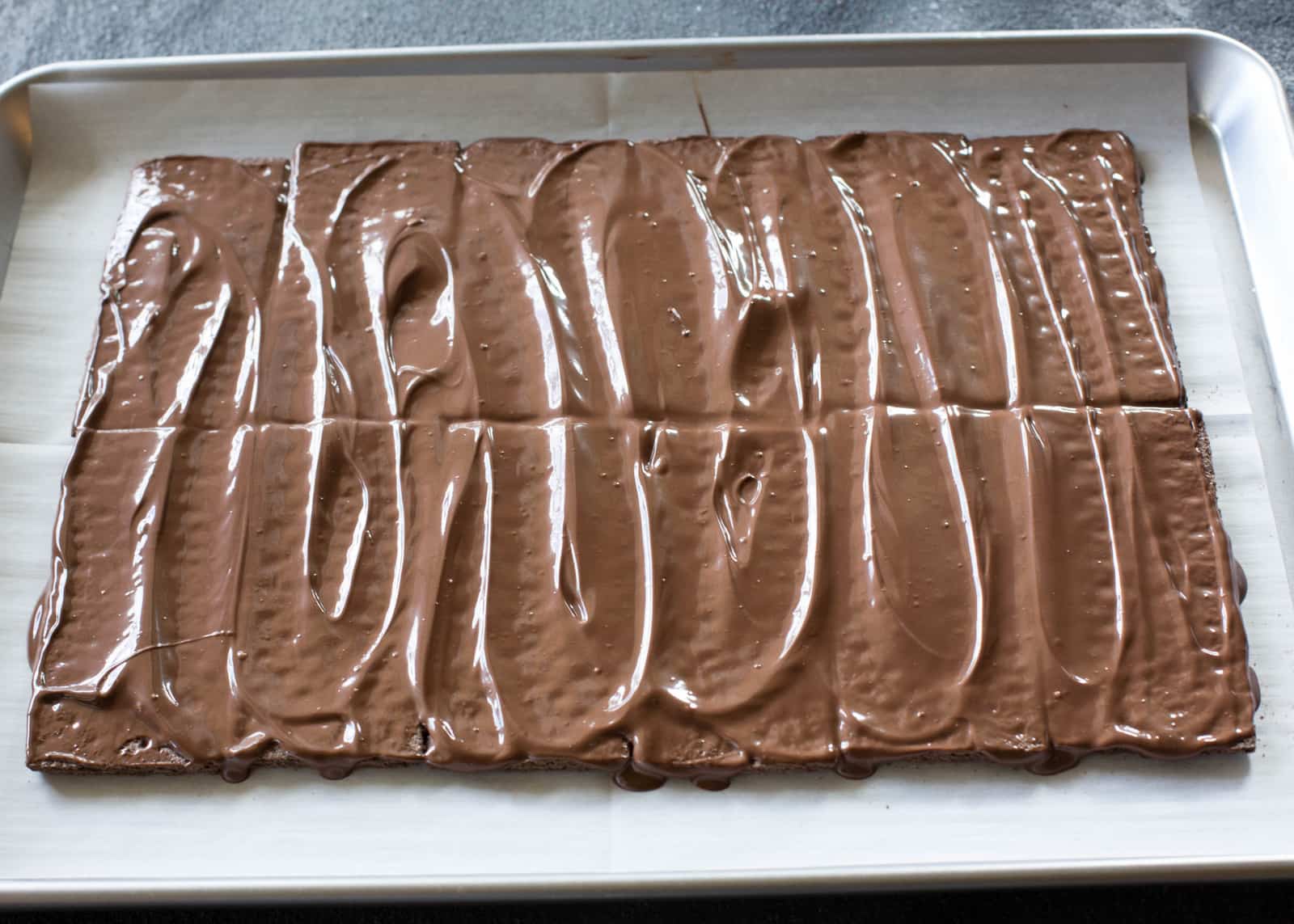 Este Chocolate Mint Bark tem o mesmo sabor do seu biscoito favorito, mas pode ser feito em sua própria cozinha!  a-garota-que-comeu-tudo.com