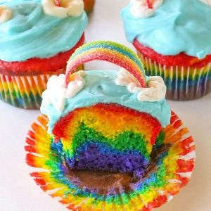 Rainbow Cupcakes - Lindas camadas do arco-íris em um cupcake.  a-garota-que-comeu-tudo.com