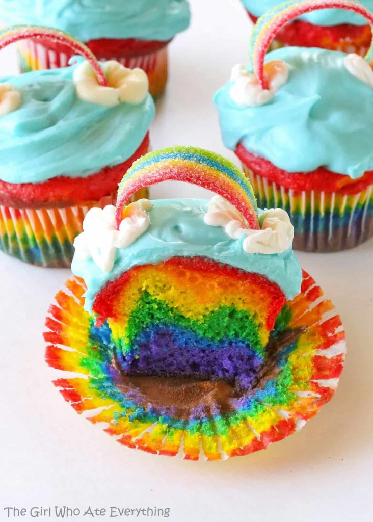 Rainbow Cupcakes - Lindas camadas do arco-íris em um cupcake.  a-garota-que-comeu-tudo.com