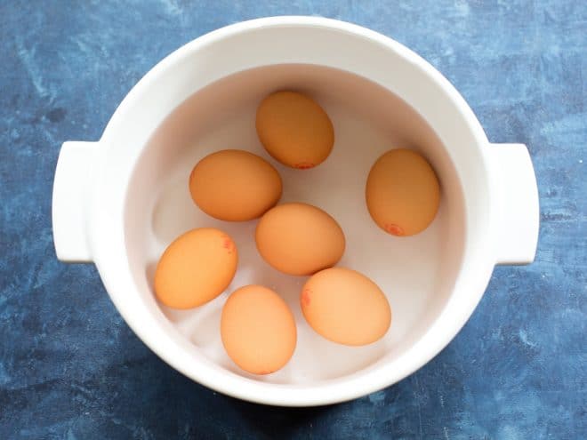 ovos cobertos com água
