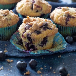 Muffins Streusel de Mirtilo são cheios de mirtilos, úmidos e cobertos com um streusel.  #blueberry #muffins #receita