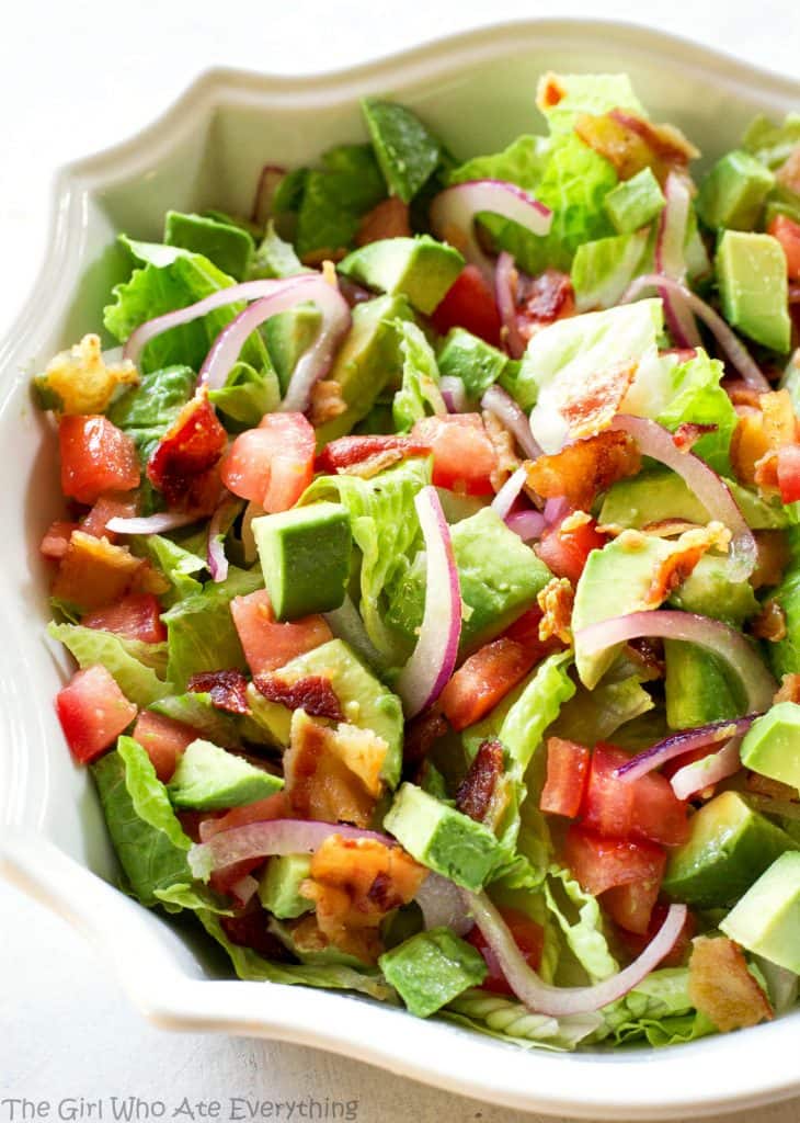 Guacamole Tossed Salad - Estou sempre procurando uma salada fácil para servir com meus pratos mexicanos e é isso!  Honestamente, você vai lamber a tigela.  a-garota-que-comeu-tudo.com