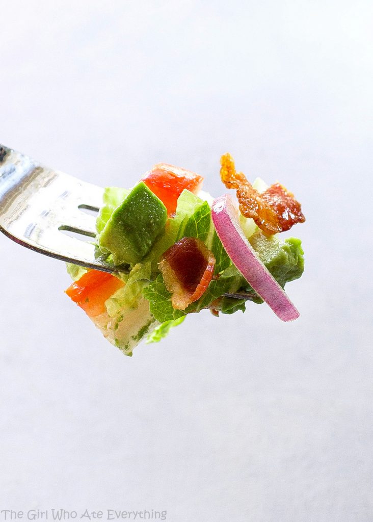 Guacamole Tossed Salad - Estou sempre procurando uma salada fácil para servir com meus pratos mexicanos e é isso!  Honestamente, você vai lamber a tigela.  a-garota-que-comeu-tudo.com
