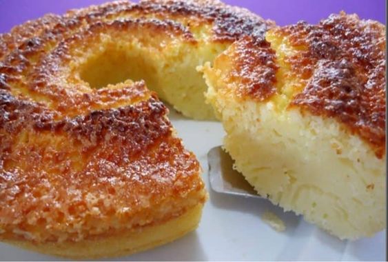 Bolo de queijadinha simples para o café da tarde