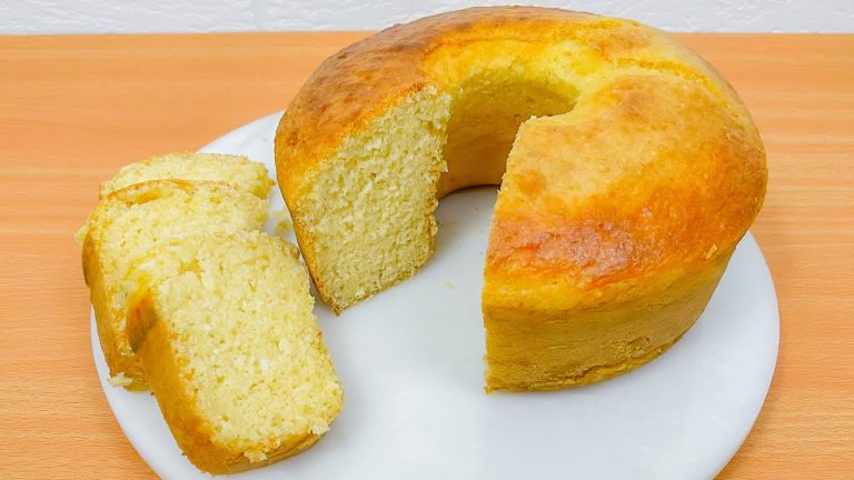 Bolo de queijadinha uma delícia macia e rica, combinando coco e queijo parmesão. Perfeito para qualquer ocasião!